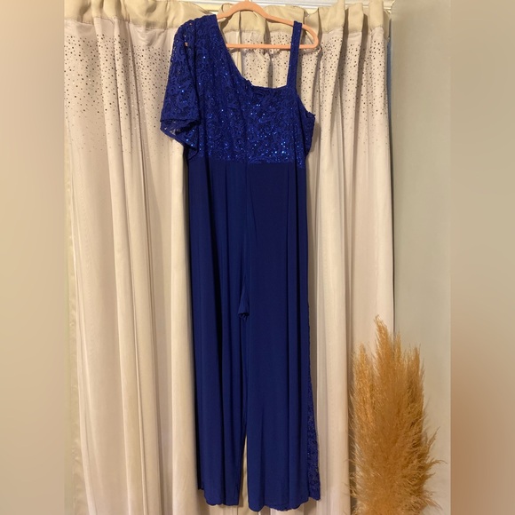 Brand- R&M Richards
Size- 22W,PTP- 23-25”,Length-61 1/2”,Inseam- 27”
Color- Blue - Picture 2 of 4